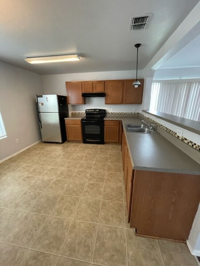 Foto del edificio - Nice, Roomy & Ready! 3 Bedroom 2.5 Bath in...