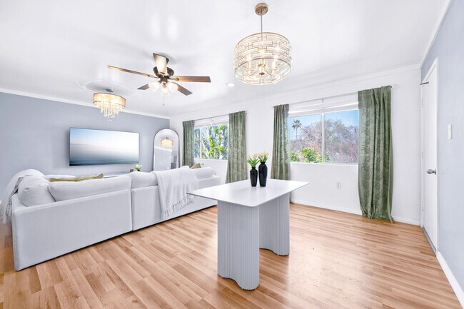 Comedor - 12801 Moorpark St