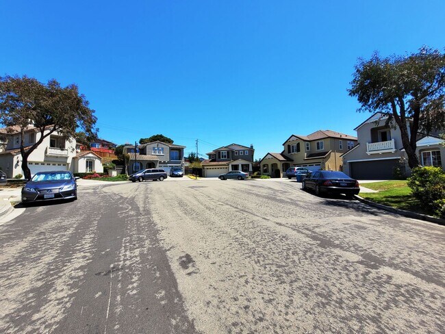 Building Photo - Spacious & Bright 4BR/3BA Available For Re...