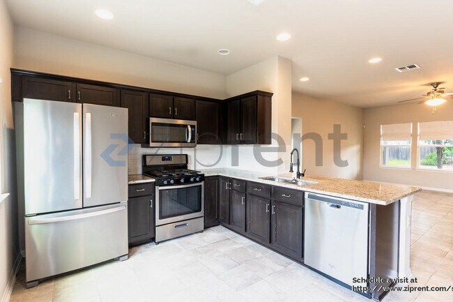 Foto del edificio - 215 Friendship Oak Dr