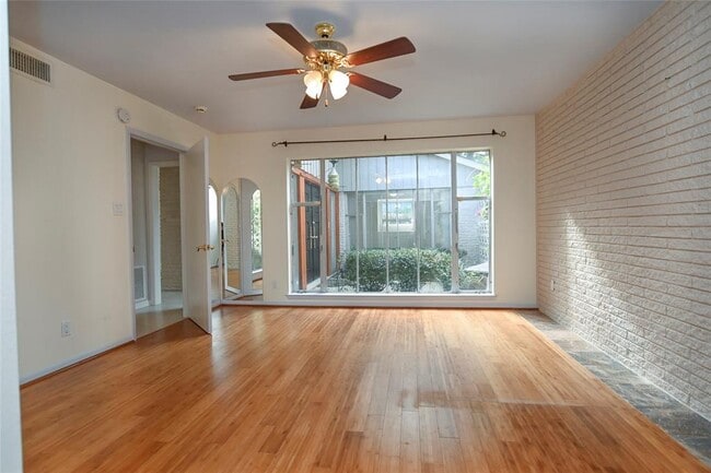 Building Photo - 1215 Briarpark Dr