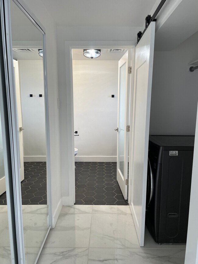 Dos armarios con lavadora/secadora en la unidad - 6125 E Indian School Rd