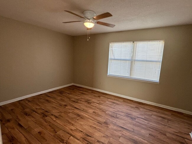 Building Photo - 2 Bedroom/1 Bath Duplex located in Hahira