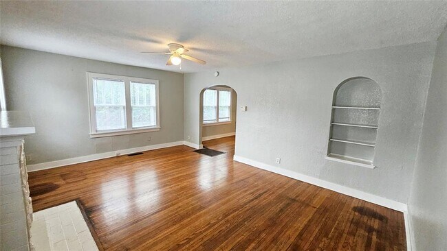 Building Photo - 1136 N Villa Ave