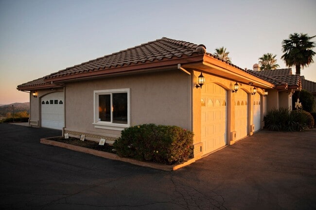 Building Photo - 4 br, 3 bath House - 22411 Lakeview Height...