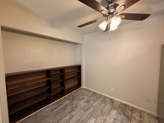 Building Photo - Spacious 3-Bedroom Top-Floor Condo in Chul...