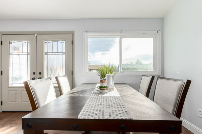 Light & Bright main level living - 1451 S Quitman St