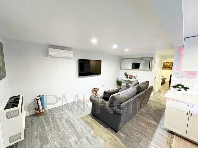 Building Photo - 810 G St