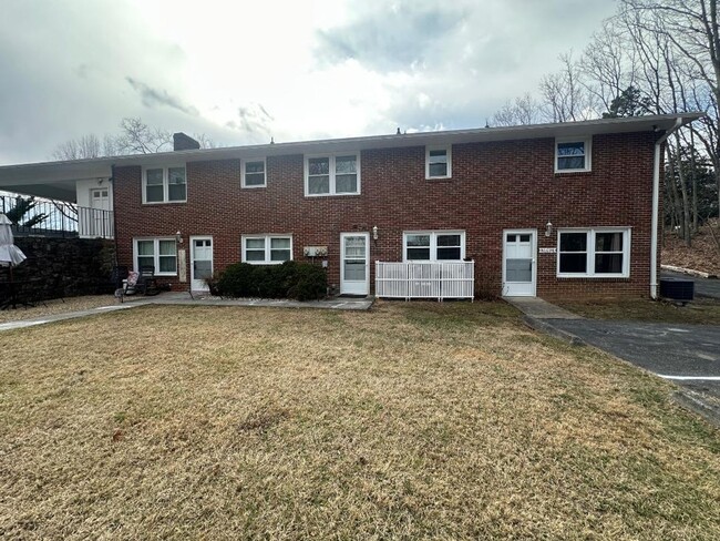 Building Photo - Unique Salem Apartment