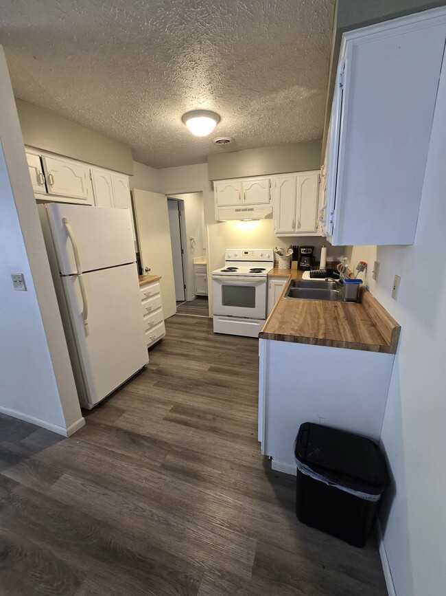 Building Photo - 115 Holly Dr