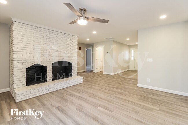 Foto del edificio - 7853 Beech Forest Rd