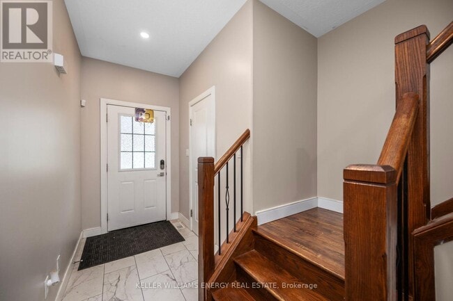 Building Photo - 292-292 Falcon Dr