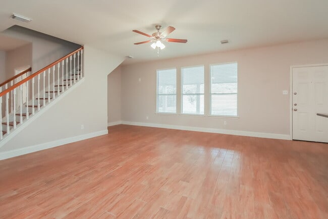 Foto del edificio - 553 Small Cedar Dr