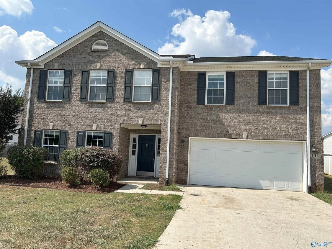 Primary Photo - 104 Preston Cir
