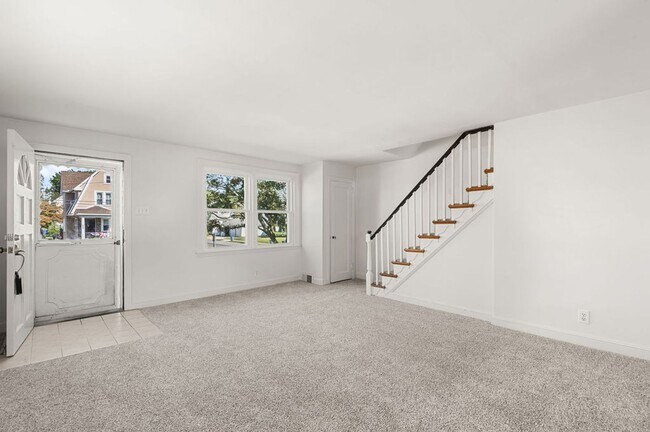 Foto del edificio - FIRST MONTH FREE* Twin home with new carpe...
