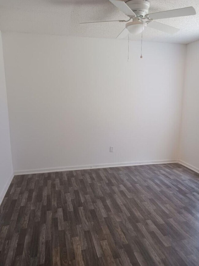 Foto del edificio - 3 Bed Townhome in N Chas!