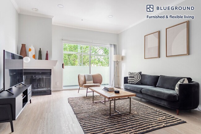 Building Photo - 16070 W Sunset Blvd