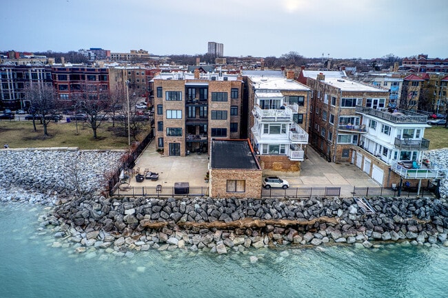 Building Photo - 7731 N Eastlake Terrace