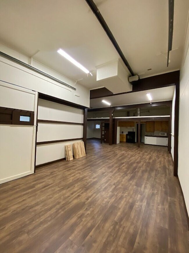 Foto del edificio - Large Studio Apartment Close to Parks!