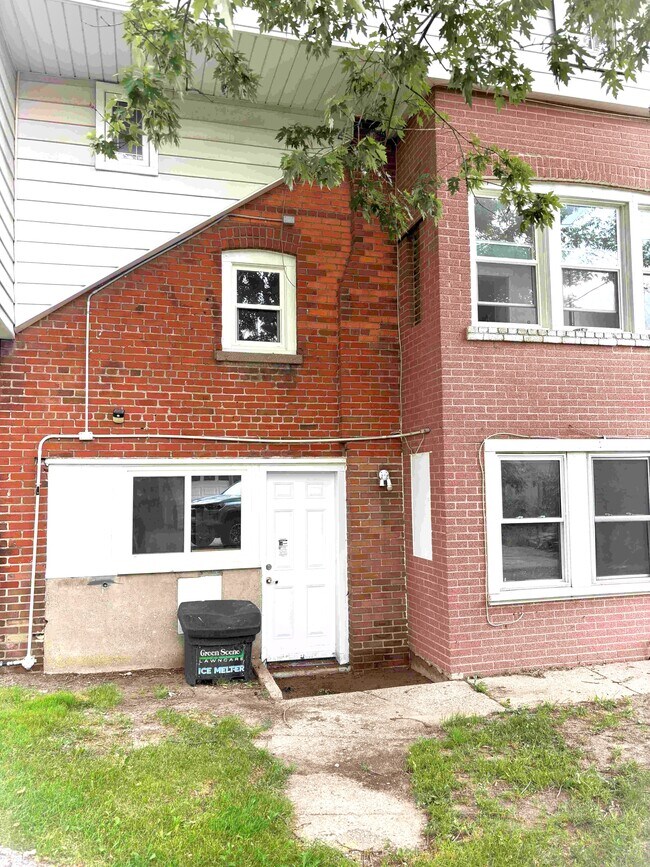 Building Photo - 721-723 Devine St