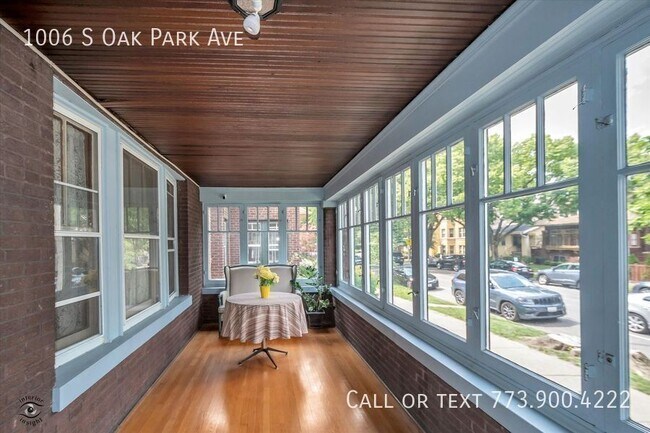Building Photo - Oak Park 5 bed 3 bath home w/ 2 car garage...