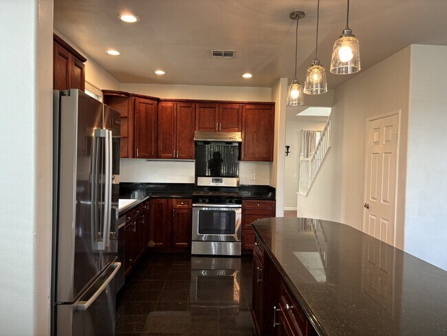 Building Photo - Large Indio Residence - 6 Beds / 3 Baths, ...