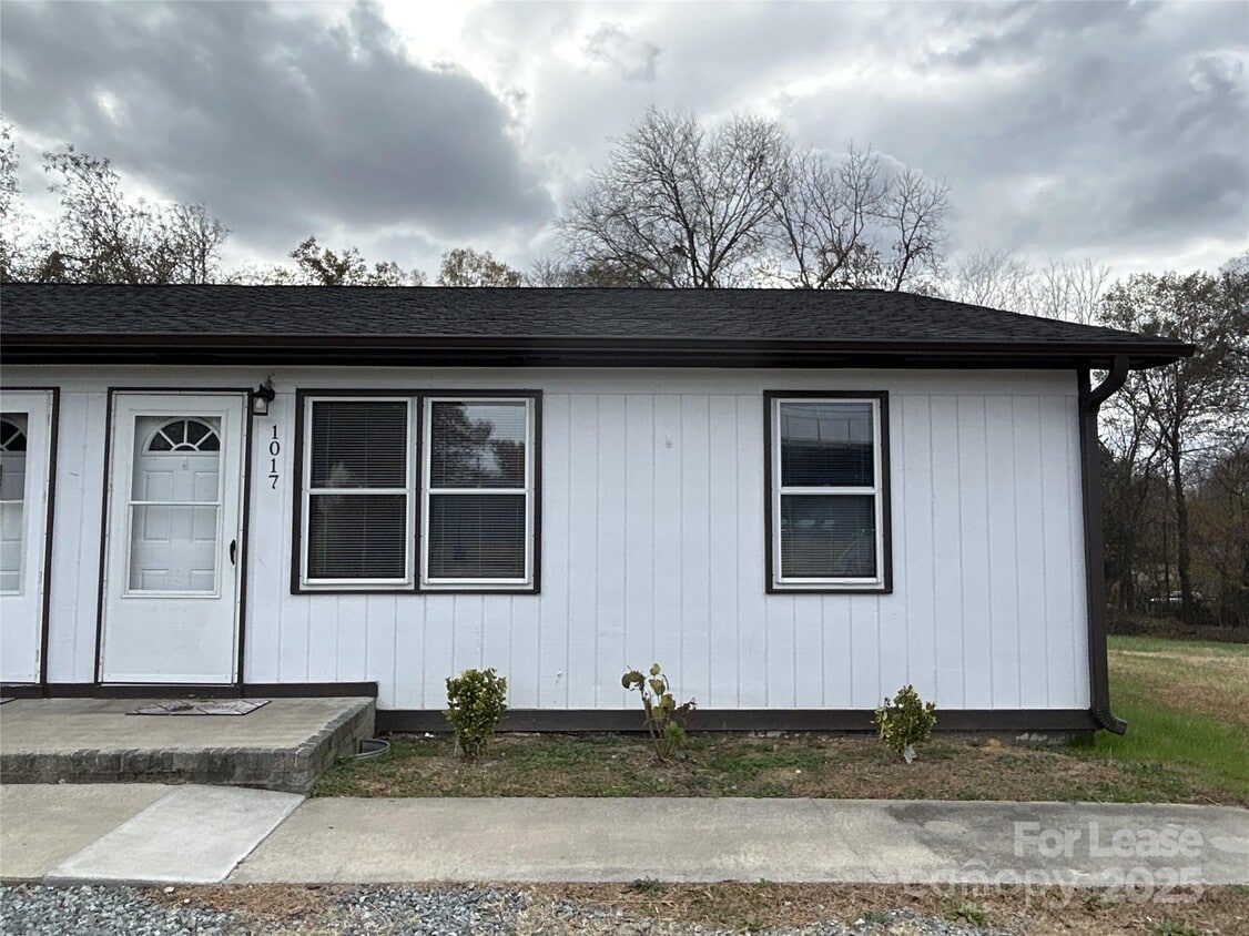Primary Photo - 1017 Old Plank Rd