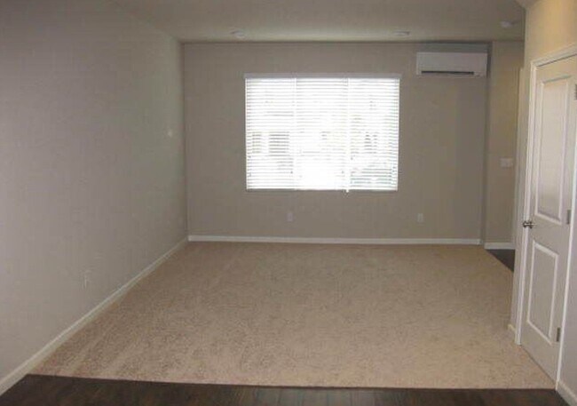 Foto del edificio - Spacious 3-Bedroom, 2.5-Bath Townhome in S...