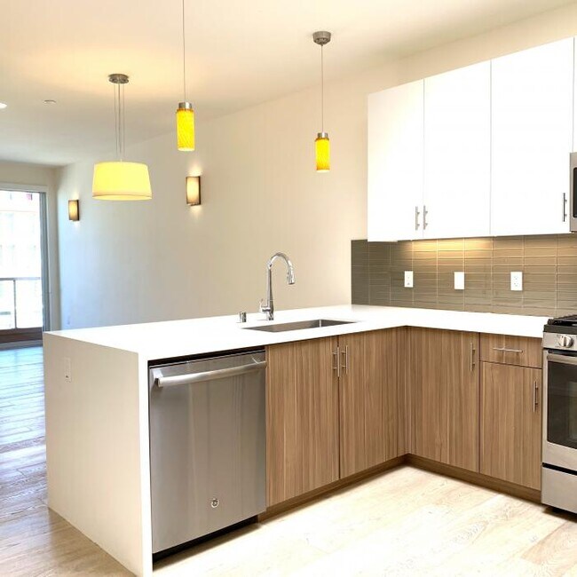 Building Photo - 1 bedroom in Oakland CA 94612