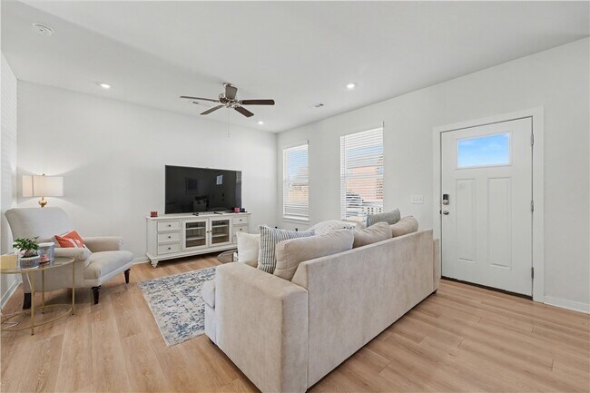 Foto del edificio - 4885 W Triangle St