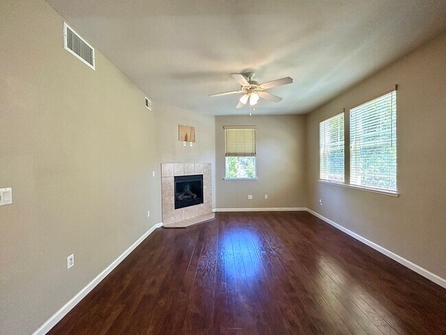 Building Photo - Beautiful 3 Bedroom Tri Level Townhome in ...