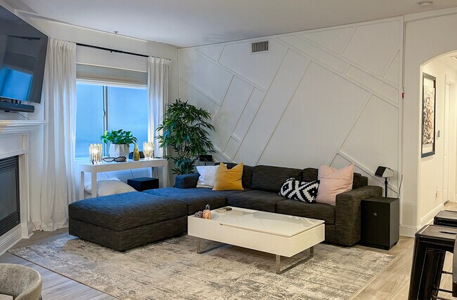 El sofá extra largo permite un descanso óptimo - 5037 Rosewood Ave