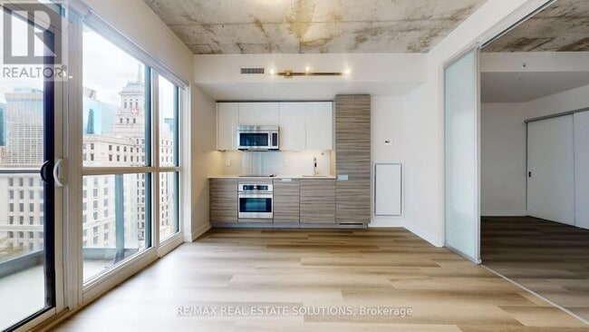 Building Photo - 210 Simcoe St