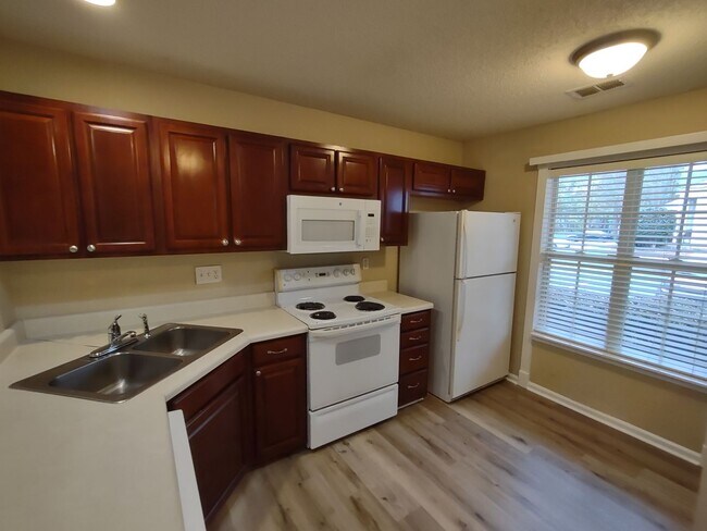 Foto del edificio - Pristine, move in ready Townhome located i...