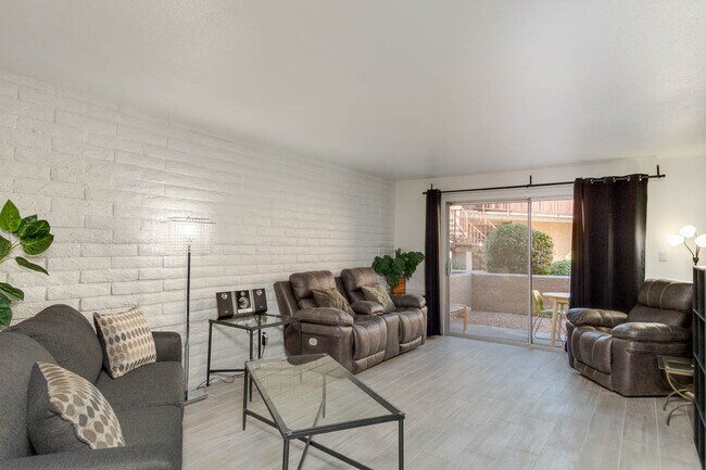 Attention Winter Visitors!, College Students!, Young Professionals! Live in the HEART of Scottsdale - 4354 N 82nd St