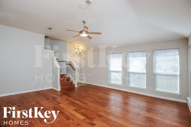 Building Photo - 729 Pace Dr