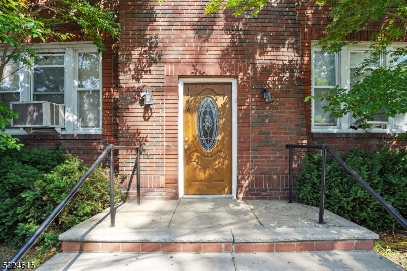 Primary Photo - 1576 Leslie St
