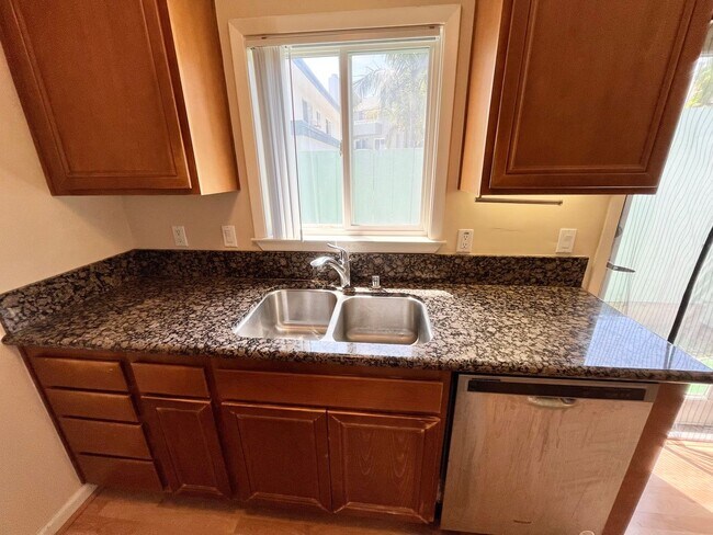 Building Photo - Great 2B 2BA Condo in Pacific Beach