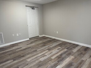 Building Photo - 400 W Texas Ave