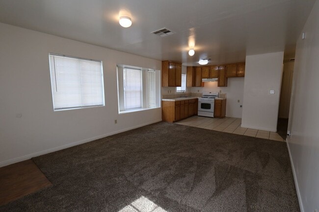Foto del edificio - Spacious 3-Bedroom Duplex with Private Patio – Quiet North Bakersfield Location