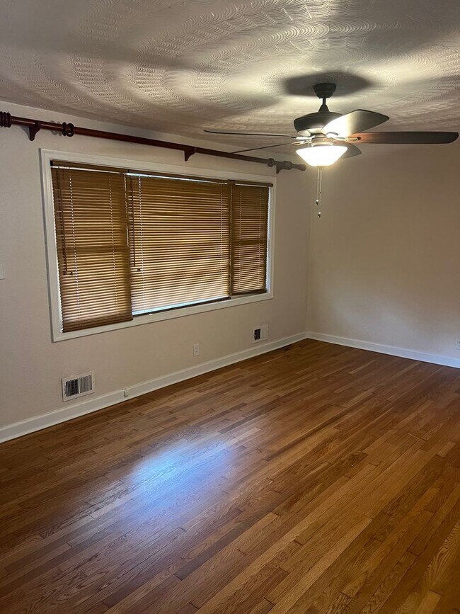 Building Photo - BEAUTIFUL RANCH HOME WITH NEW KITCHEN AND ...