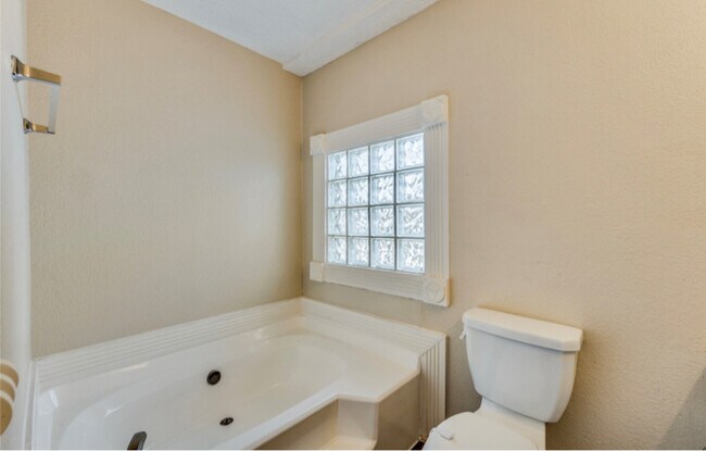 Building Photo - 1817 Lincolnshire Way