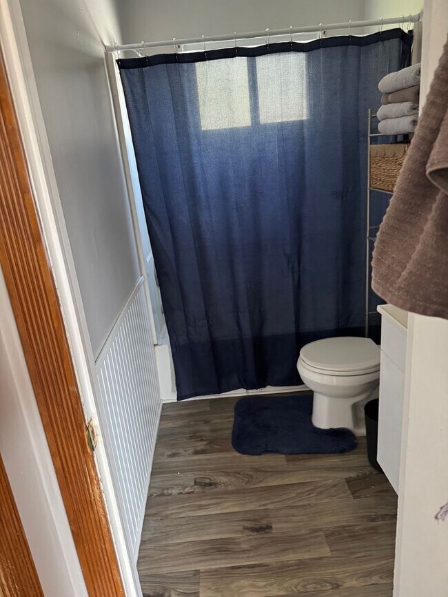 Foto del edificio - Two Bedroom One Bath Upper Unit in Duplex