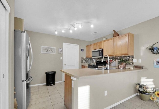 Building Photo - Spacious 3/3 close to NASA / WSMR