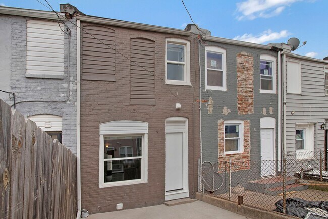 Building Photo - 808 N Port St