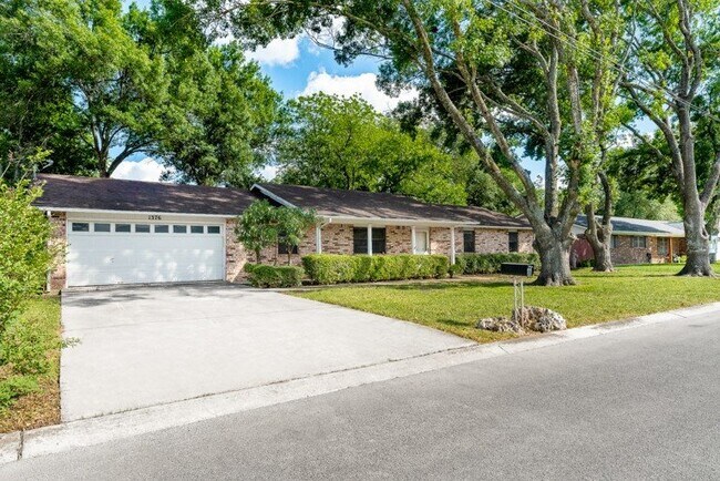 Foto del edificio - 1376 Poppy Ln