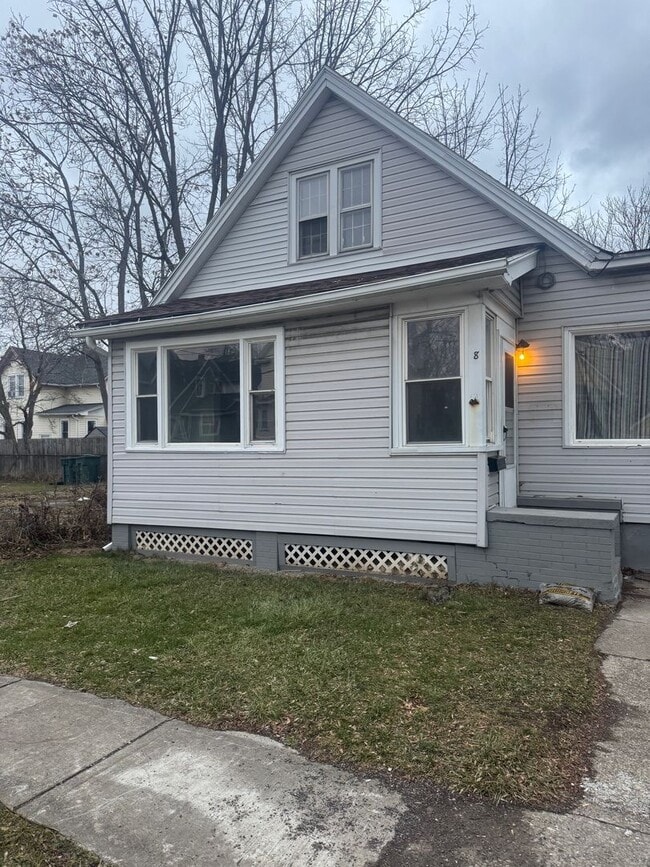 Building Photo - 8 Laurel St