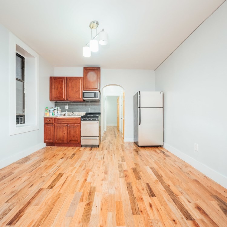 Primary Photo - 699 Bushwick Ave