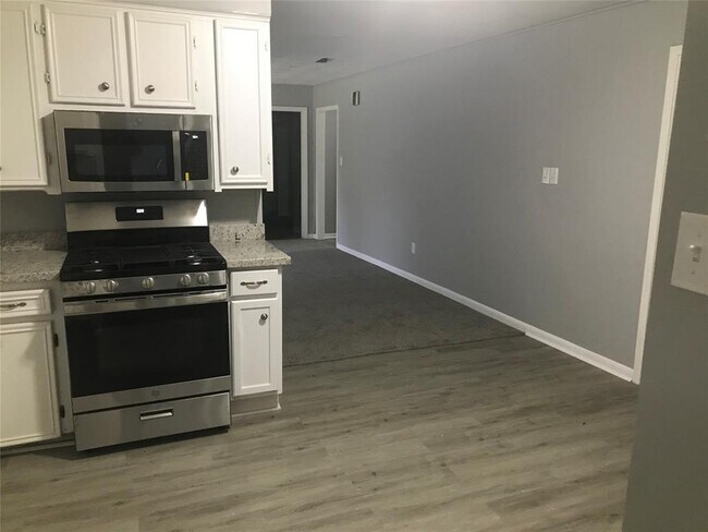 Building Photo - 208 Tanglewood Dr