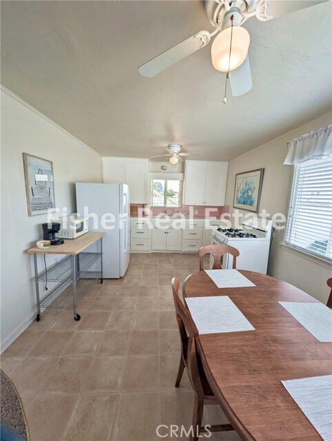 Foto del edificio - 572 Harloe Ave